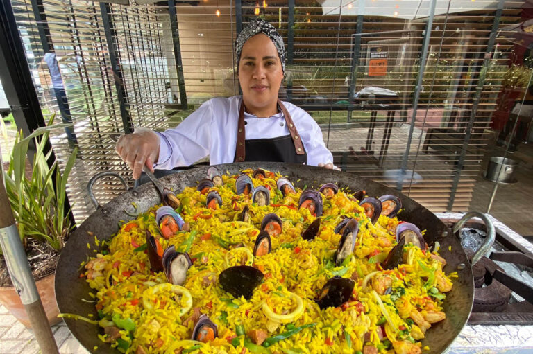 Mercadoteca oferece aula show gratuita sobre como fazer paella