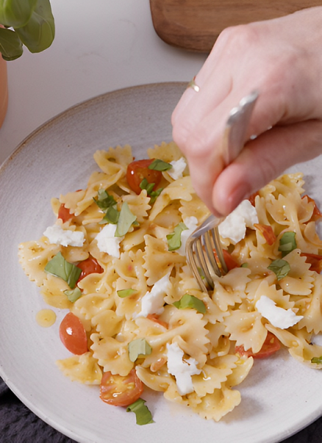 Massa de verão: Farfalle com muçarela de búfala e tomates