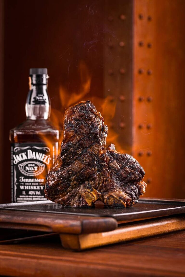 OX Room Steakhouse apresenta T-Bone flambado com Jack Daniel’s