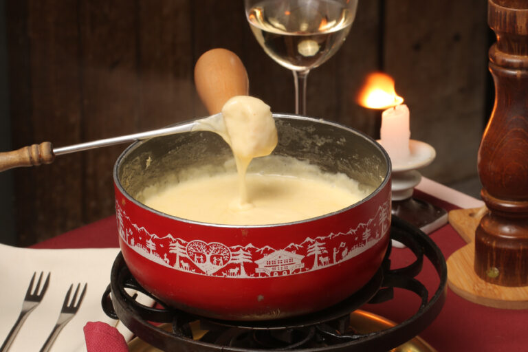 Dia dos Pais: Chalet Suisse celebra data com fondue e menu especial