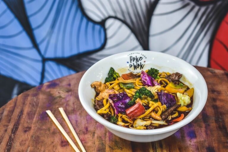 Poke To Wok inaugura nova unidade no centro de Curitiba