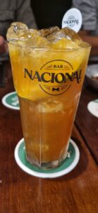 Como cheio de bebida com logomarca do bar nacional 