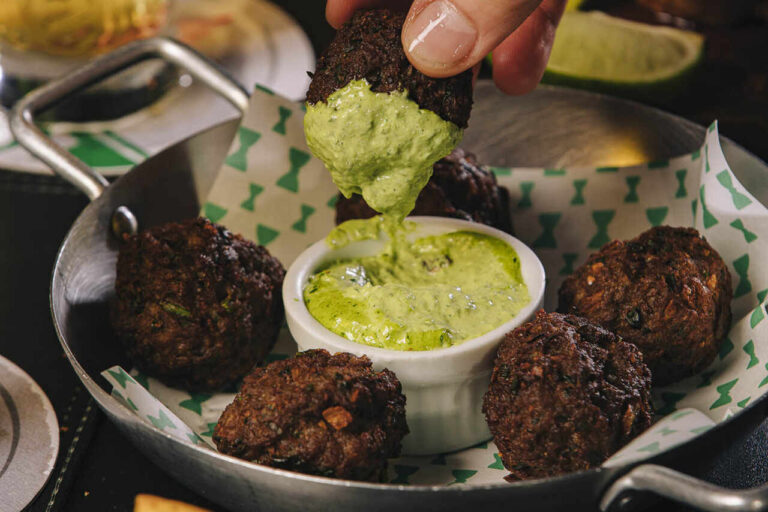 Prato com bolinhos de carne e molho de maionese verde