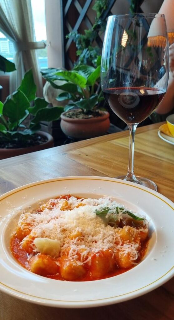 Nhoque ao pomodoro com burrata 