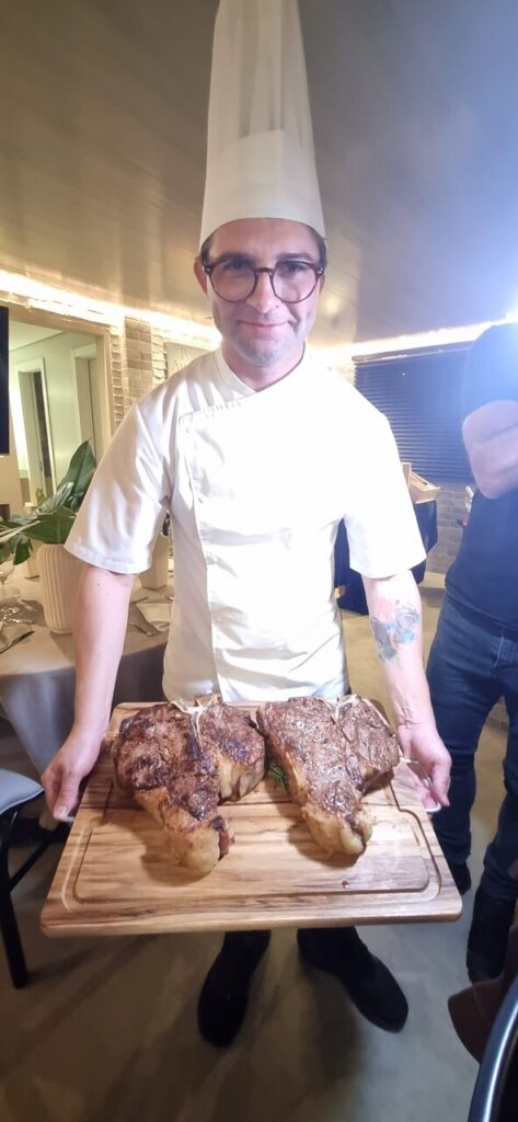 As bistecas fiorentinas servidas no jantar. 