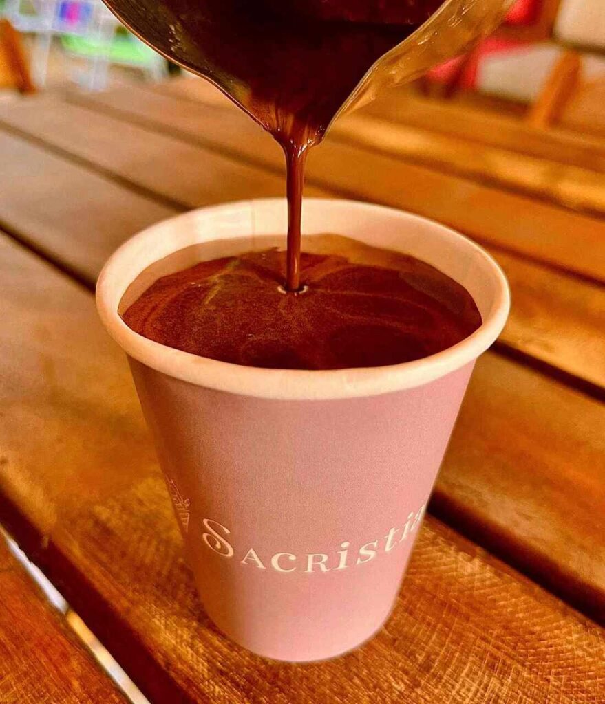 Para os dias mais frios, gelateria preparou um chocolate quente (Foto: Carlos Glinka/ Sacristia)