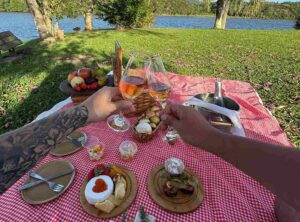 Piquenique romântico à beira do lago (Foto: Arthur Martins Thomé)