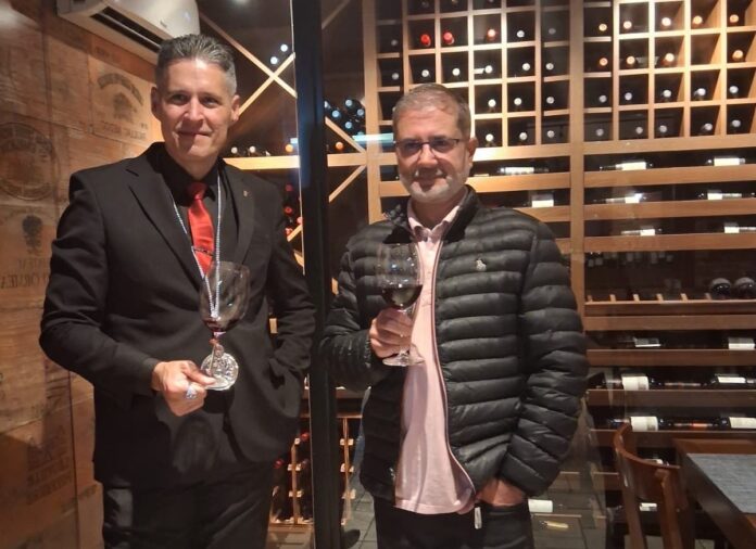 Sérgio Benkendorf e o proprietário da Carmela Pizzeria Maycon Rodrigues (foto Angelica Alves)