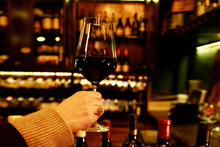 3 bares para tomar vinho com ações especiais e descontos em Curitiba