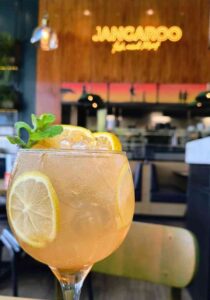 Uma taça com bebida sabor tangerina, no restaurante Jangaroo 