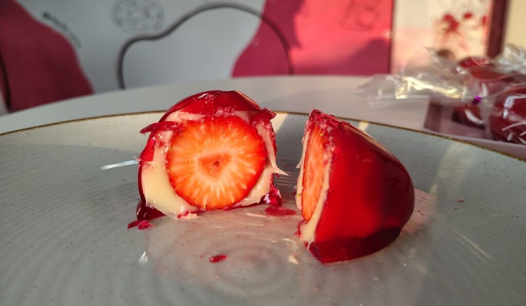 Morango do Amor é feito com caramelo, brigadeiro branco e morango