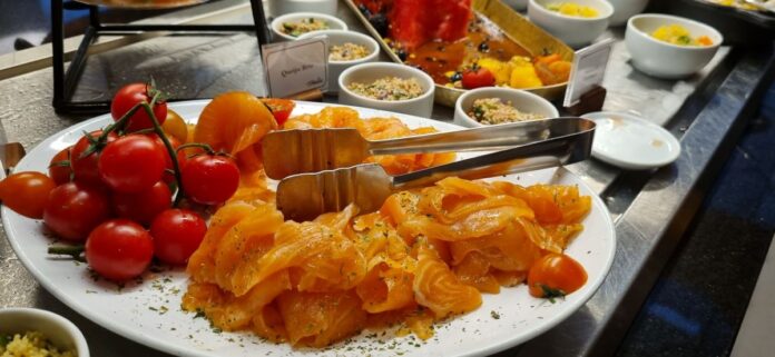 Salmão do brunch do NH Curitiba The Five (fotos Simone