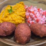 Acarajé acompanhado de vatapá de abóbora e vinagrete