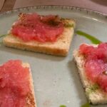 Pan com Tomate: pão artesanal tostado com tomate fresco, alho, azeite de oliva e sal