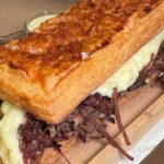 Folhado de costela: folhado da casa, acompanhado de costela com cebola caramelizada e catupiry