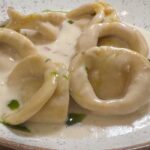 Santa Nuvem: ravioli de queijo Brie regional com geleia de laranja bahia e castanha de caju ao molho branco