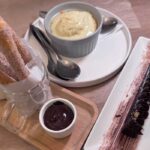 Sobremesas: Beijinho quente com sorvete, churros do santo (ganache de chocolate ou doce de leite) e Santo Desejo (low Carb)