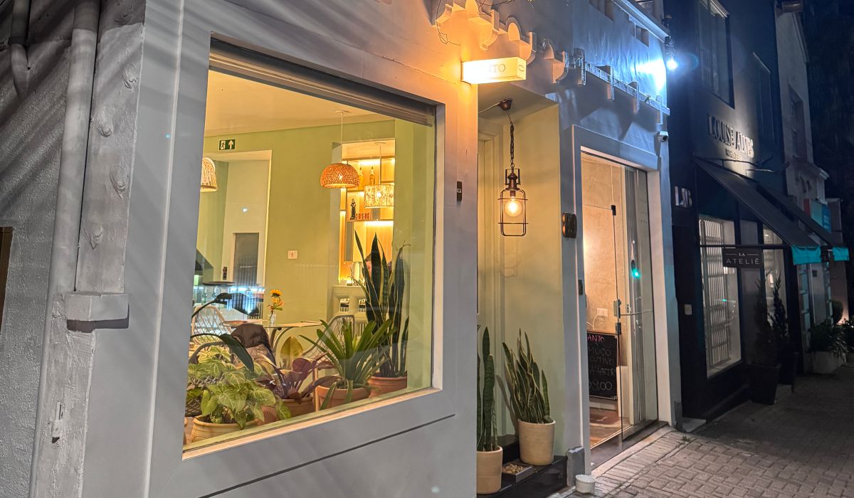 Fachada do Santo Restaurante à noite iluminda