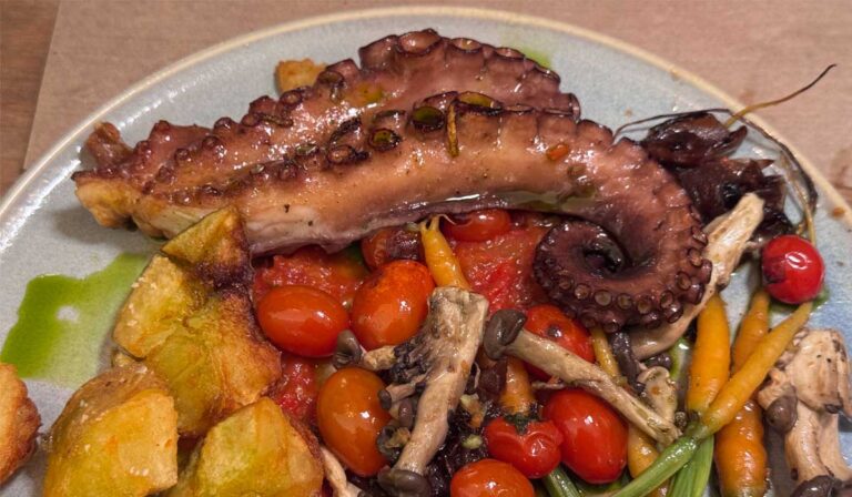 Polvo à Murciana: tentáculos de polvo grelhados à moda de Múrcia, servidos com batatas douradas, tomate grelhado e cebola caramelizada. Um clássico espanhol com intensidade e frescor mediterrâneo