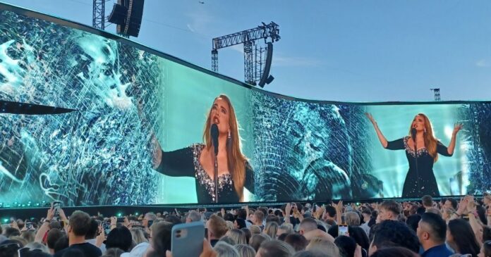 Adele no Rio? Não, em concerto em Munique, Alemanha, por Oroborvs, licenciada sob CC BY-SA 4.0