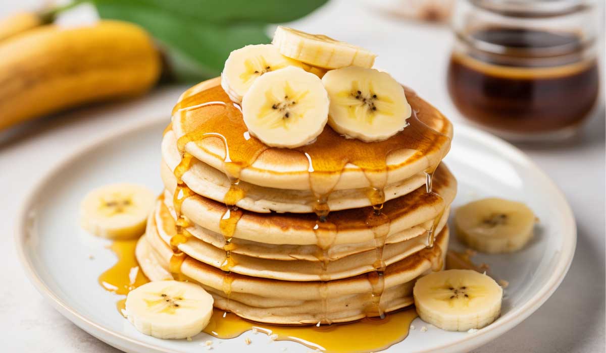 Panquecas fofas de banana e farinha de arroz, sem glúten, servidas com melado, receita fácil e deliciosa para o café da manhã, 320 calorias.