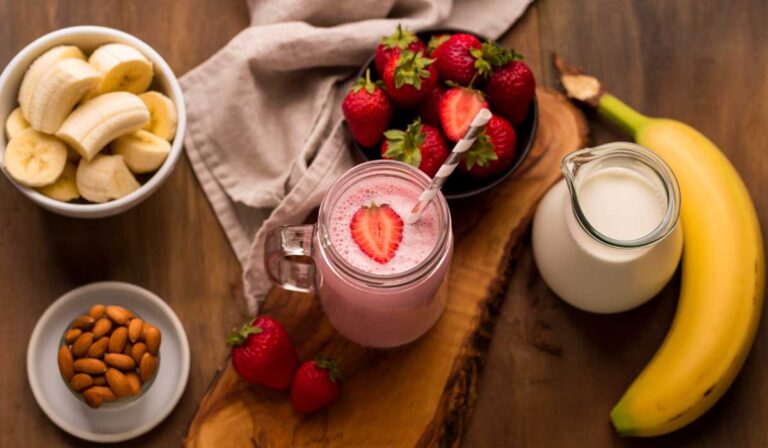 Smoothie de frutas tropicais com banana, morangos congelados, espinafre e leite de amêndoa, com sementes de chia, perfeito café da manhã sem glúten rico em antioxidantes, 250 calorias.