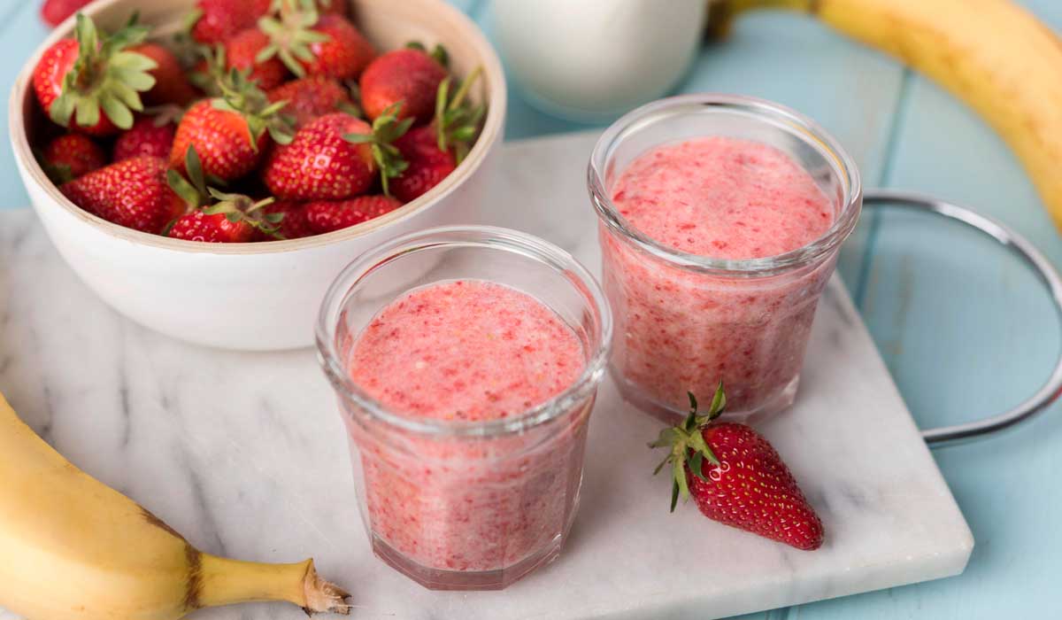 Smoothie de frutas tropicais com banana, morangos congelados, espinafre e leite de amêndoa, com sementes de chia, perfeito café da manhã sem glúten rico em antioxidantes, 250 calorias