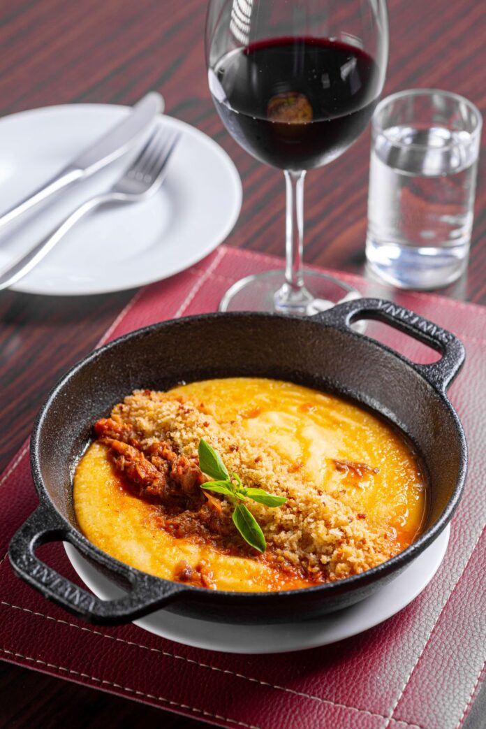 Polenta cremosa com ragu de costela (foto Caroline Martini/divulgação)
