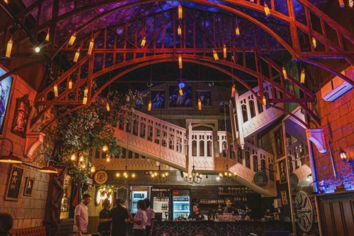 Mini Burgers coloridos, porções à vontade e clima bruxo: conheça a sequência da Estação Chelsea em Curitiba, perfeita para ir com crianças!