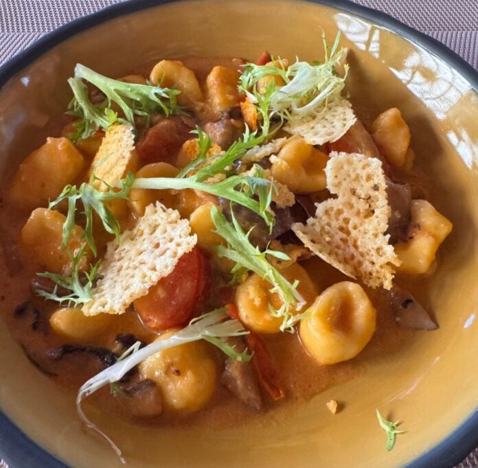 Gnocchi de batata salsa e gorgonzola no menu do jantar harmonizado (foto Ceres Battistelli)