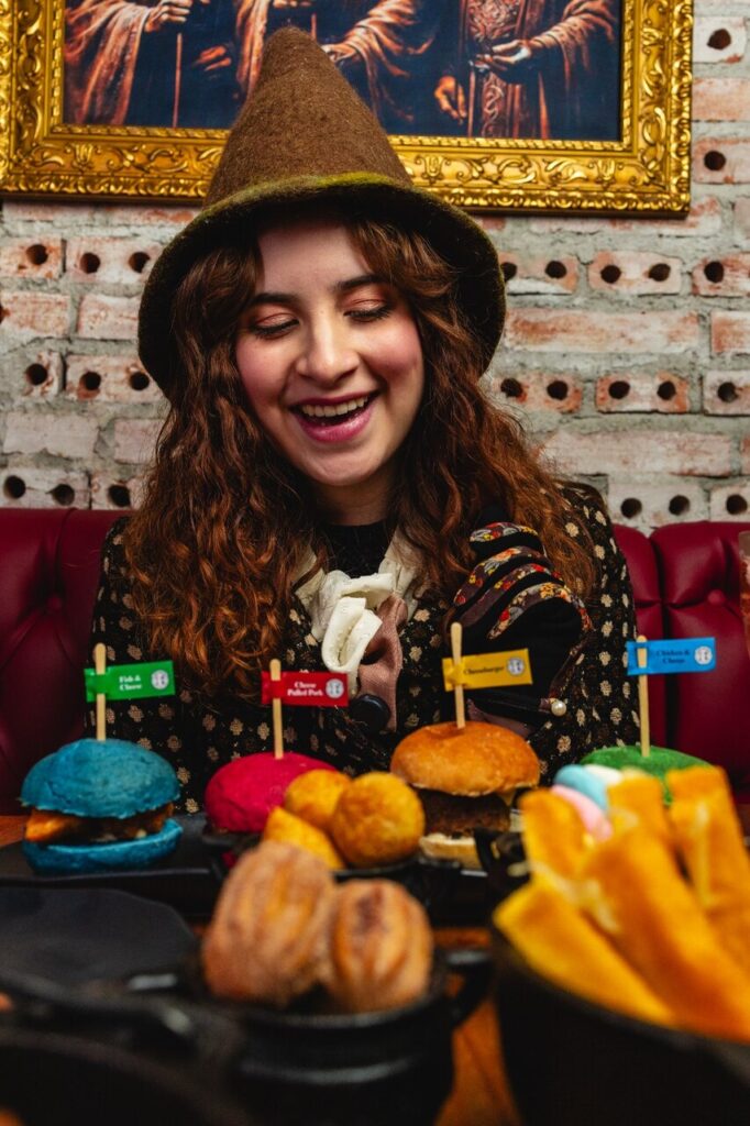 Burgers coloridos, porções à vontade e clima bruxo: conheça a sequência da Estação Chelsea em Curitiba, perfeita para ir com crianças!