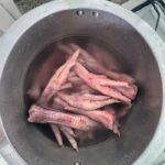 Colocar os pés de galinha numa panela de pressão