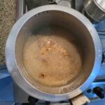 Pés de galinha cozidos. Dá para ver o caldo.