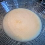 Caldo já coado. Os pés pode comer ou descartar.