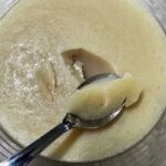 Deixe esfriar e coloque para gelar. O caldo fica com consistência de gelatina.