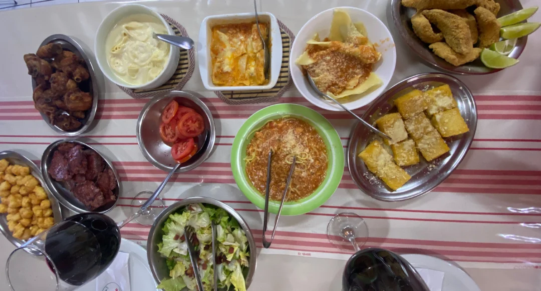 Mesa farta, no Empório e Restaurante Sabor Italiano
