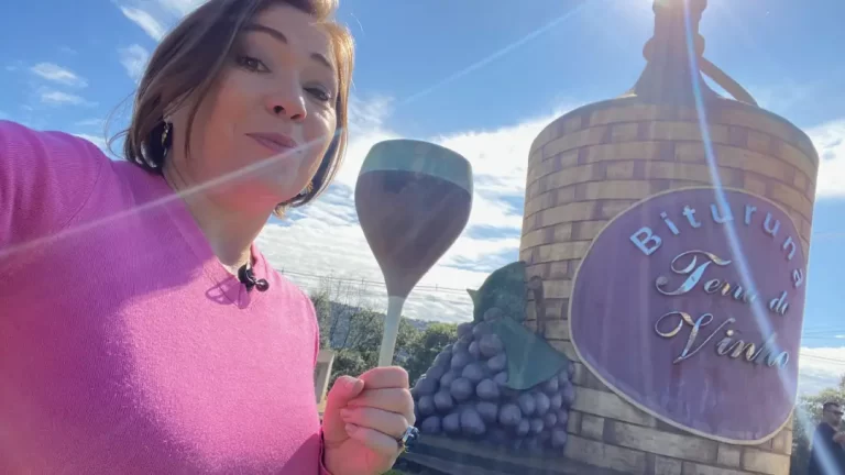 Garrafão de vinho na entrada de Bituruna.