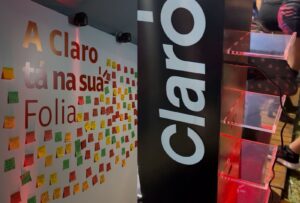 Espaço "Claro na sua folia" para carregar celulares.
