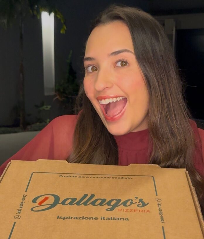 Eu e minha pizza de barreado da Dallago's (foto arquivo pessoal)