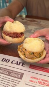 Pão de queijo recheado com carne de siri e com Linguiça Blumenau