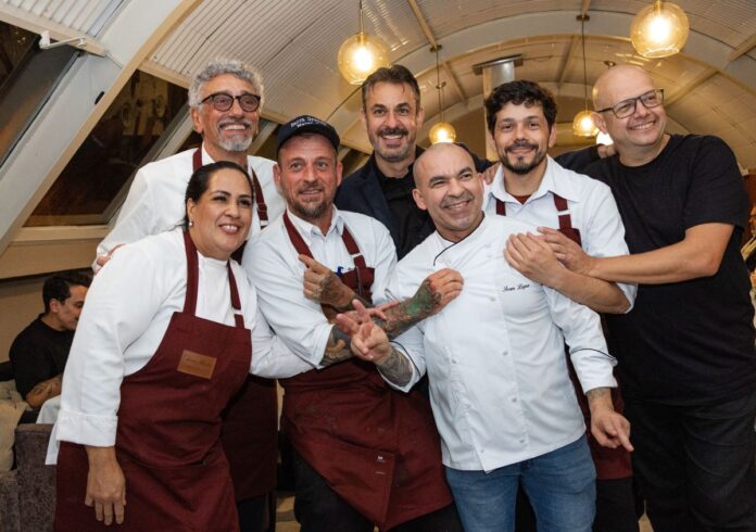 Raphael Zanette (ao centro) e os chefs reunidos no Terra Madre (foto Fantine Soto)