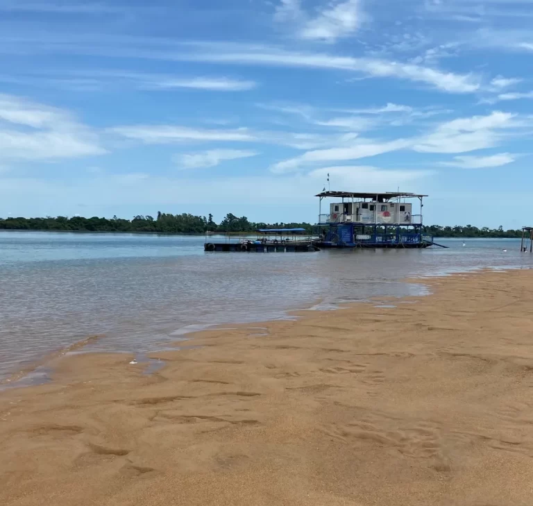 Restaurante Flutuante em Porto São José, no Rio Paraná.
