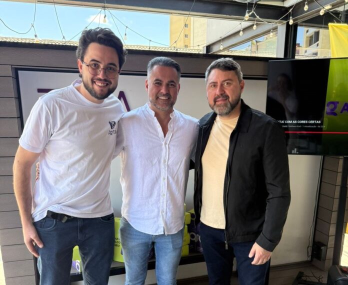 Na foto o presidente do Agitaí Matheus Kud, o CEO do aplicativo Bruno Cordeiro e o acionista do Agitai Ricardo Stafin. (foto Marina Cotovicz)
