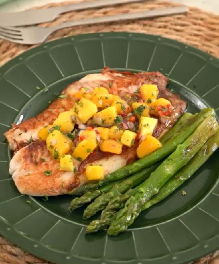 Peixe e aspargos grelhados (foto Estúdio Noz/divulgação)