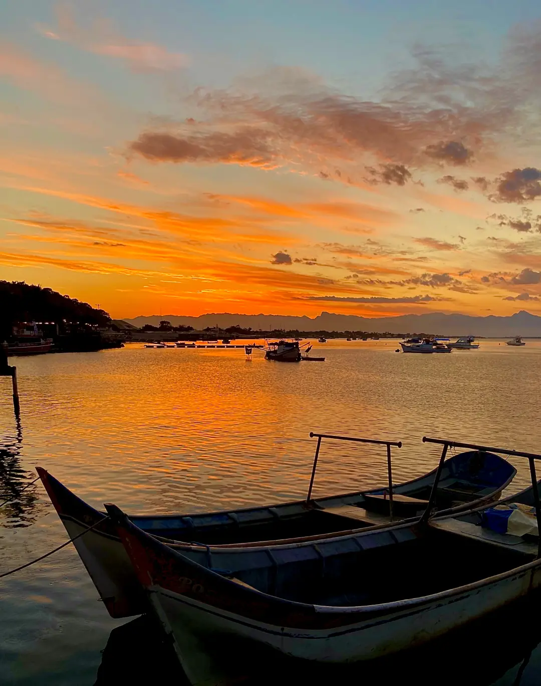Pôr do sol da Praça dos Namorados, em Guaratuba. 