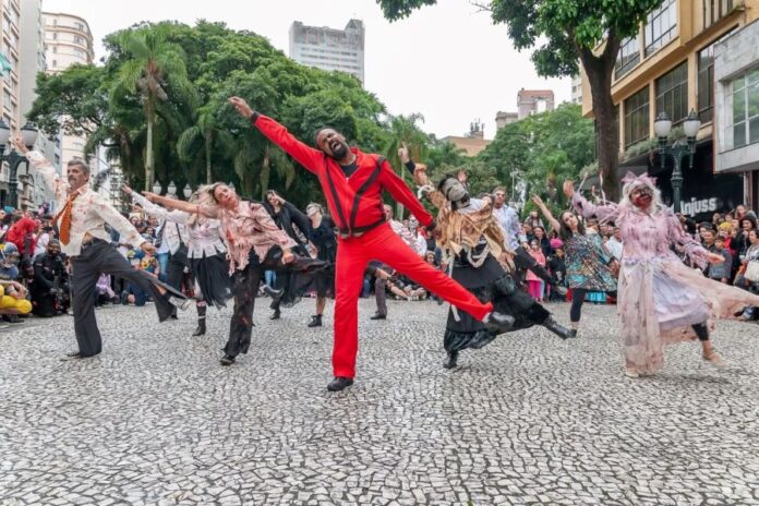 Carnaval em Curitiba: Thriller Disco Dance Company na Zombie Walk - Crédito Danilo Christopher