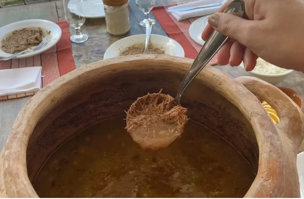 Barreado, prato típico do litoral paranaense