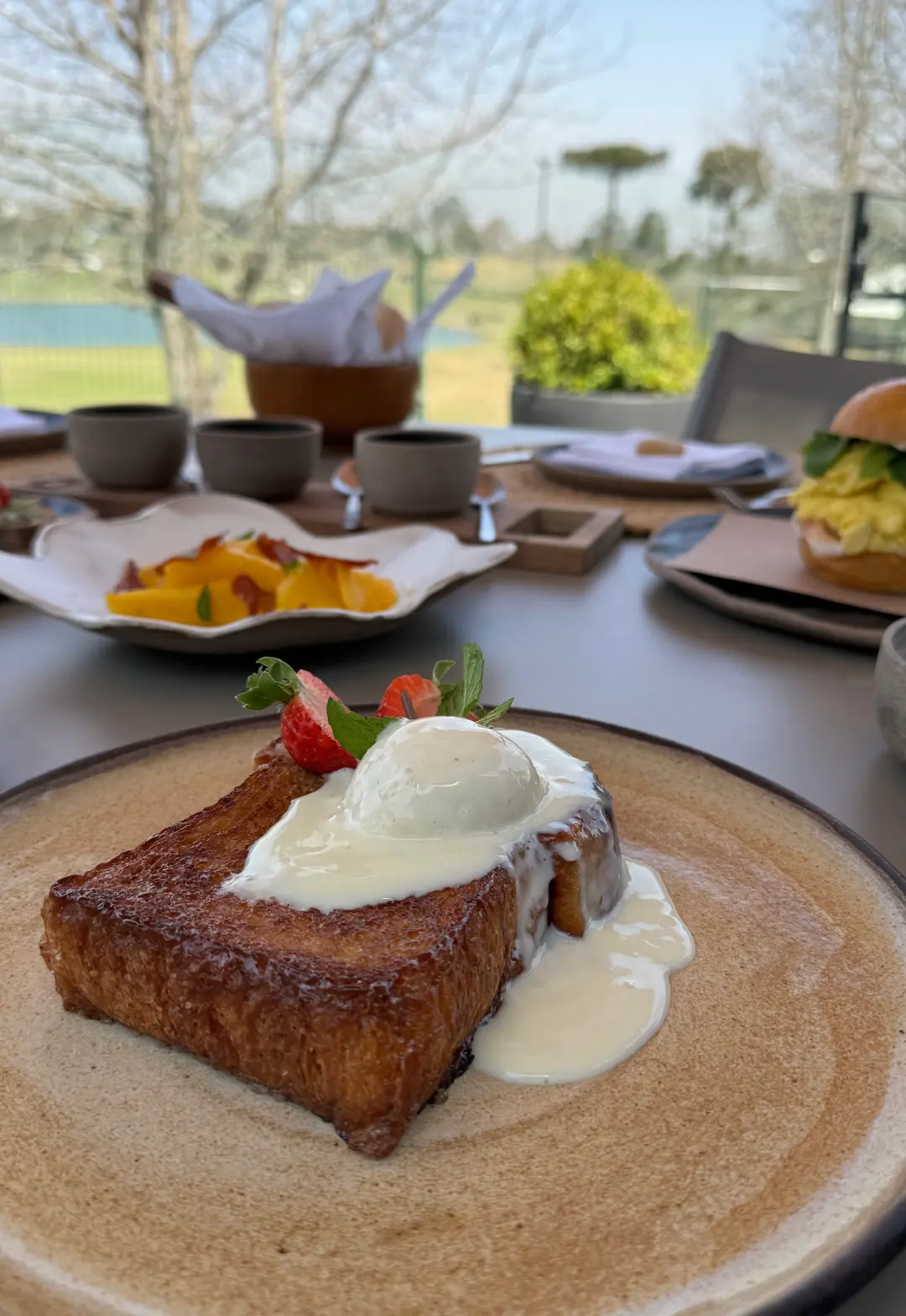 Café da manhã no Suryaa com vista pro Campo de Golfe.