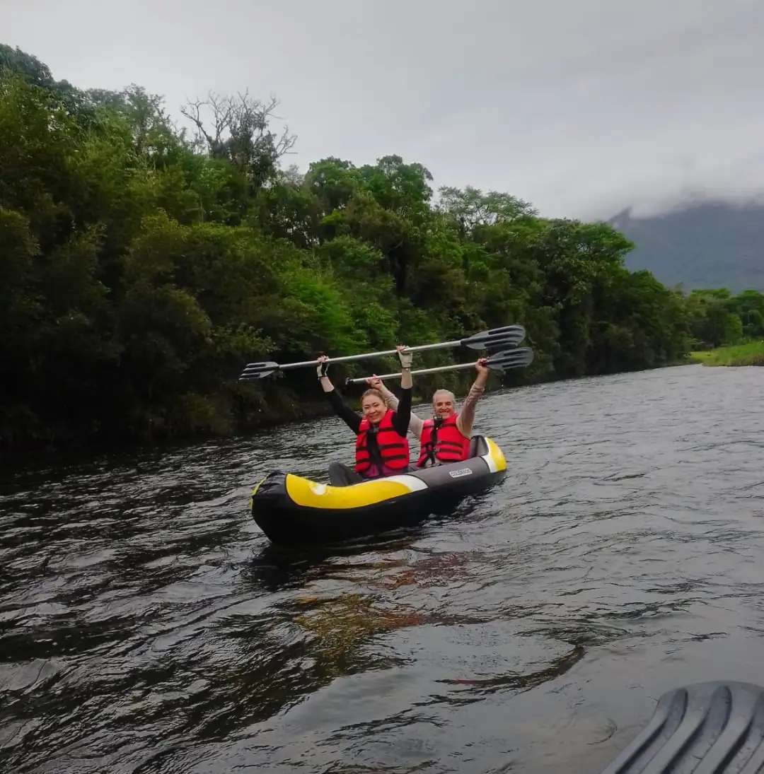 Passeio de caiaque pelo Rio Nhundiaquara.