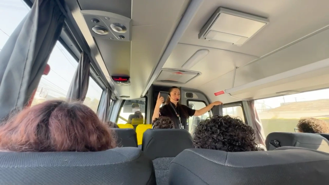 Monitor apresenta a cidade no ônibus da Linha Turismo de Pinhais.